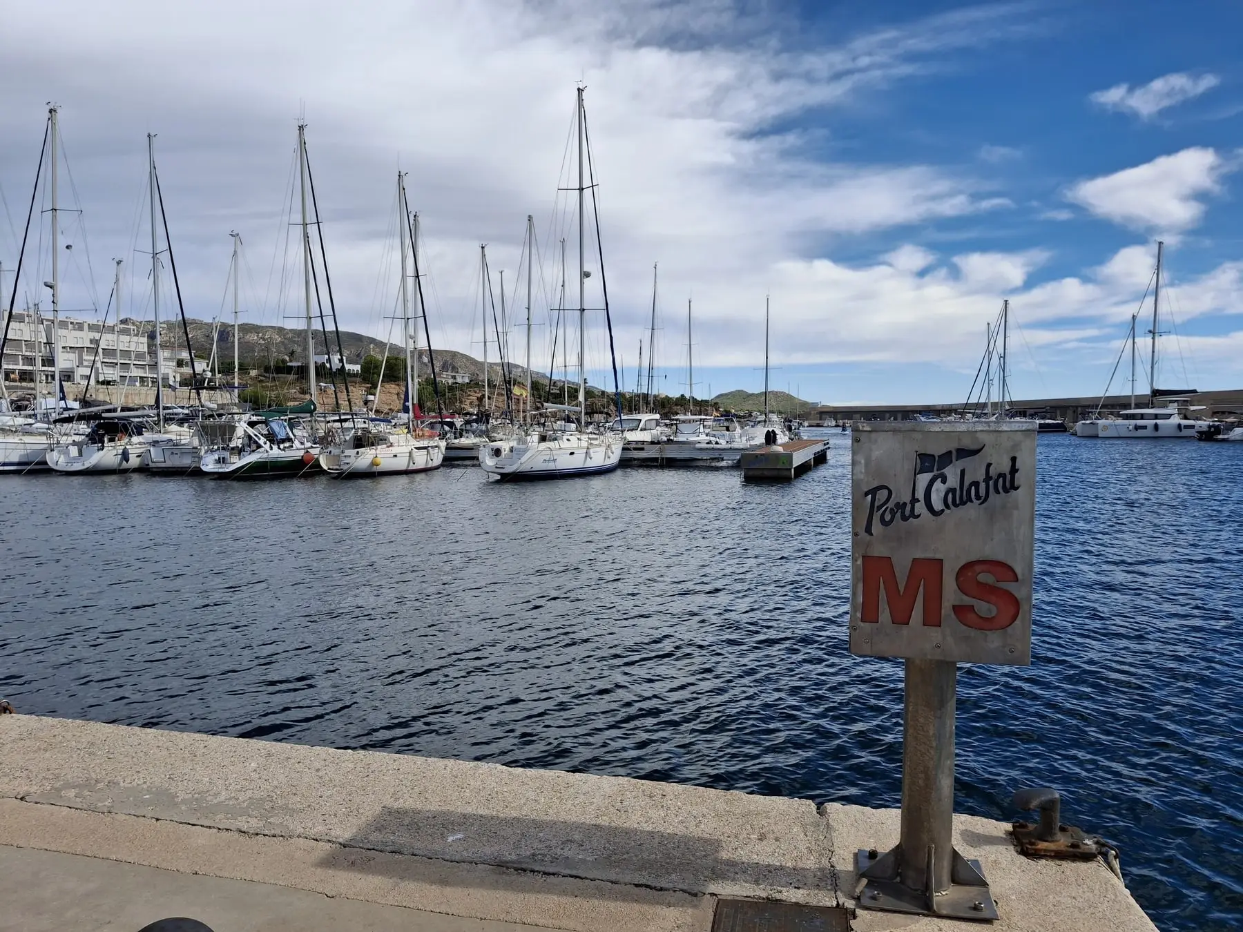 El puerto deportivo de Calafat visto desde la costa